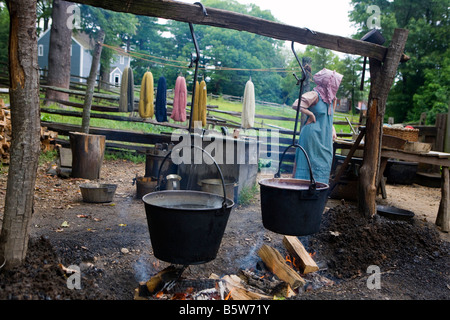 Il fire pit, con due grandi bollitori nero -- utilizzato per la cottura, riscaldamento acqua per lavanderia e altre faccende di fattoria. Old Sturbridge Village (OSV), un re-Create New England città di 1830s, è un museo vivente di storia in Sturbridge, Massachusetts. OSV, il più grande museo vivente nel New England, sorge su 200 acri di terreno su terreni agricoli che una volta apparteneva a David Wight. Foto Stock