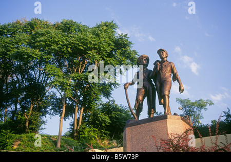 Una statua di Tom Sawyer e Huckleberry Finn in Annibale Missouri città natale di Mark Twain Samuel Clemens Foto Stock