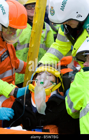 Il traffico stradale Simulazione di incidente al college locali che mira a offrire potenzialmente salvataggio dei messaggi per i giovani conducenti Foto Stock