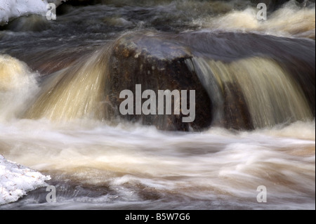 Torrente di montagna in inverno Foto Stock