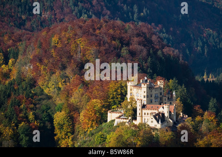 Hohenshwangau castello circondato da montagne colorate in autunno Schwangau Baviera Germania Foto Stock