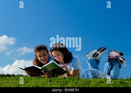 Due ragazze che studiano nella natura Foto Stock