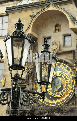 Ornato lampioni e il Municipio vecchio orologio astronomico di Praga Repubblica Ceca Foto Stock