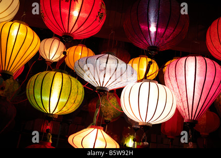 Lanterne di carta appeso al di fuori di una bancarella di strada in Hoi-An, Vietnam Foto Stock