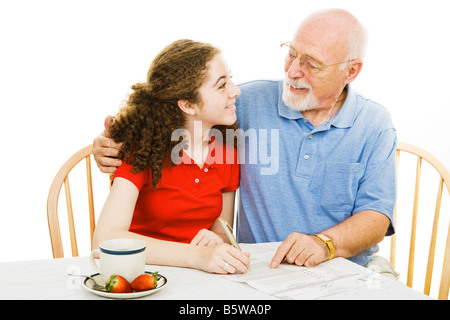 Nonno che offre assistenza e guida per il suo adolescente granddaugher isolato su bianco Foto Stock