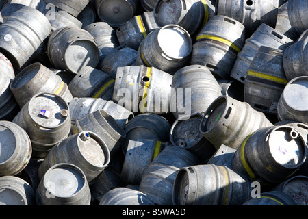 Svuota barili di birra in un acciaio inossidabile rottame centro di riciclaggio a Sheffield Foto Stock