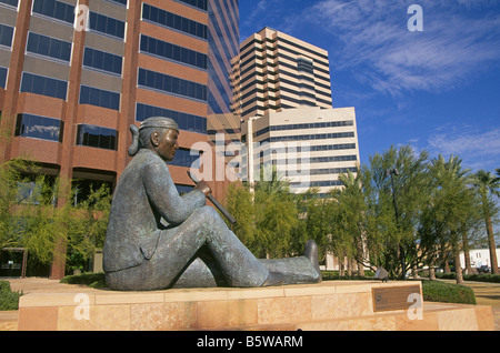 Un memoriale al codice Navajo talker alla base di un grattacielo nel centro cittadino di Phoenix, Arizona. Foto Stock