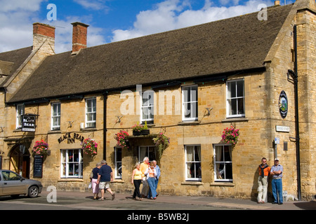 Il Black Bear Inn Pub e nella città di Moreton in Marsh Gloucestershire in Inghilterra Foto Stock