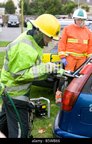 Il traffico stradale Simulazione di incidente al college locali che mira a offrire potenzialmente salvataggio dei messaggi per i giovani conducenti Foto Stock