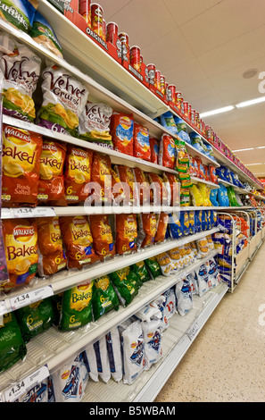 Visualizzazione di patatine e snack in un supermercato Foto Stock