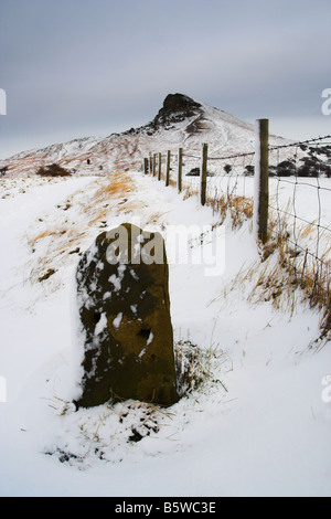 Roseberry Topping avvolta nel tardo inverno neve. Foto Stock