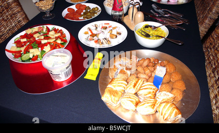 Un partito un tavolo buffet con una selezione di cibo. Foto Stock