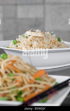 Close-up di pasta e riso fritto in ciotole Foto Stock