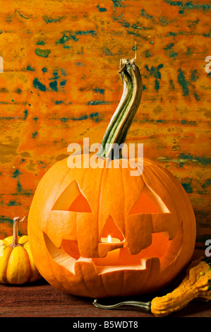 La zucca contro il vecchio muro Foto Stock