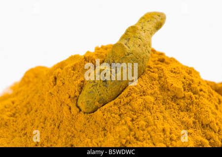 Close-up di radice di curcuma con curcuma in polvere Foto Stock