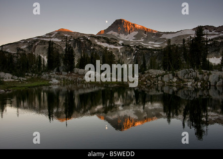 Luce della Sera sul cappuccio Eagle Peak riflessa nel lago di sole con la luna sopra la testa Eagle Cap Wallowa deserto montagna Oregon Foto Stock