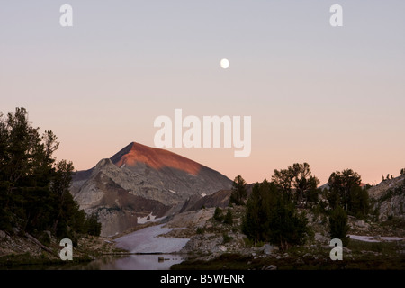 Una luna quasi piena oltre il picco di sentinella nella Eagle Cap Wallowa deserto montagna Oregon Foto Stock