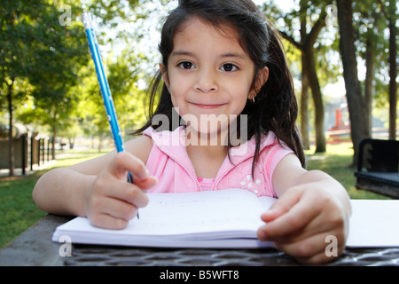 Una giovane ragazza illecite per la scrittura di lettere Foto Stock