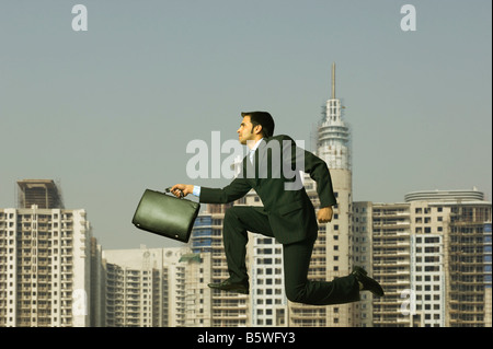 Il profilo laterale di un imprenditore sempre in ritardo Foto Stock