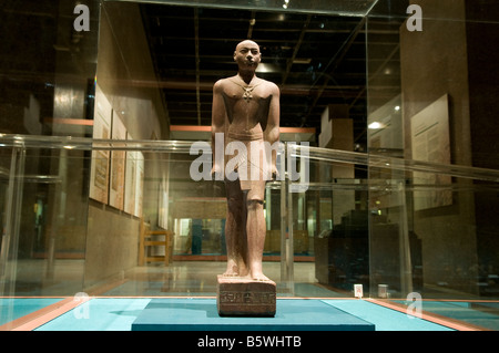 Horemakhet statua figlio di Shabaqo,Sommo Sacerdote di Amon di Tebe visualizzati al Museo Nubiano ufficialmente il Museo Internazionale della Nubia in Aswan Egitto Foto Stock