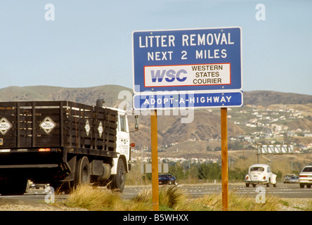 Rimozione di lettiera servizio pubblico di segno su autostrada Foto Stock