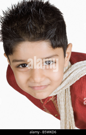 Ritratto di un ragazzo che indossa un sherwani e posa Foto Stock