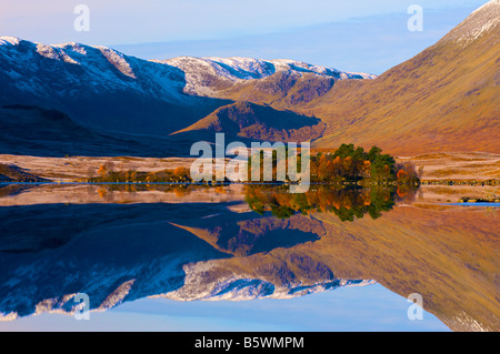 Riflessioni all'alba in Loch Tulla Rannoch Moor Highlands della Scozia Foto Stock