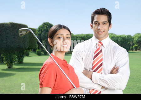 Matura in un campo da golf e sorridente Foto Stock