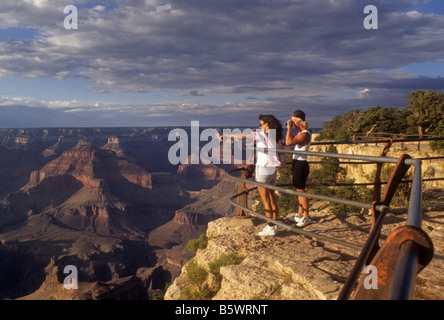 Giovane gode di vista sul bordo del Parco Nazionale del Grand Canyon, Arizona, Stati Uniti d'America Foto Stock