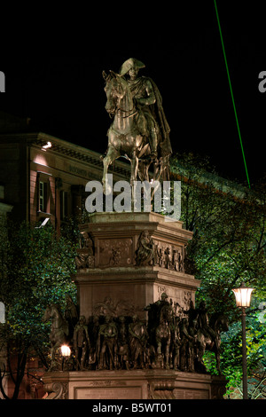 Statua equestre del re di Prussia Federico il Grande - Federico II (1712-1786) durante il Festival delle Luci a Berlino, Germania Foto Stock