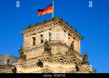 La bandiera tedesca battenti con orgoglio il XIX secolo Reichstag (parlamento) a Berlino Germania Foto Stock