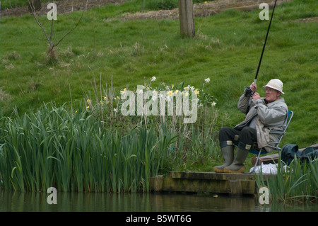 Maschio anziano pescatore Pesca Pesca Foto Stock