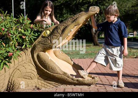 Sud Africa la proprietà privata Sun City Resort nella parte settentrionale del paese visitando il Santuario di coccodrillo Foto Stock