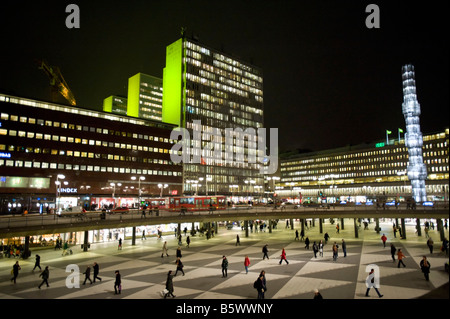 Vista serale di Sergels Torg piazza nel centro di Stoccolma Svezia Foto Stock