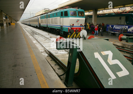 Italiano treno elettrico in attesa di Firenze Santa Maria Novella, Italia. Foto Stock