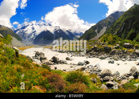 Hooker River con Mt Sefton, Hooker Valley, Mt Cook National Park, Alpi del Sud, Patrimonio Mondiale a sud ovest della Nuova Zelanda, Foto Stock