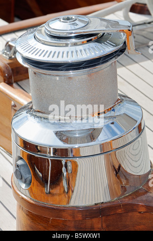 In prossimità di un grande verricello cromato su una barca a vela in legno Foto Stock