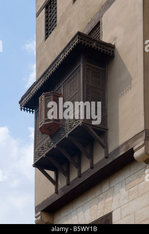 Stile egiziano Mashrabiya oriel window racchiusi con legno intagliato la struttura a reticolo del Gayer Anderson Museum in Il Cairo Egitto Foto Stock