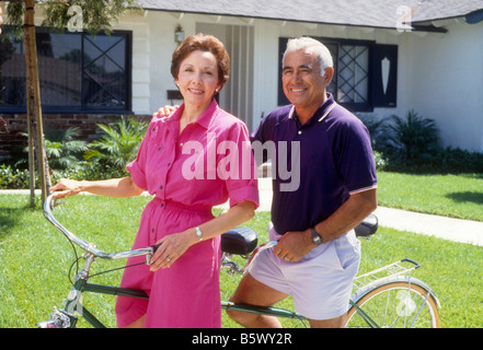 Senior coppia ispanica corse in bicicletta in tandem Foto Stock