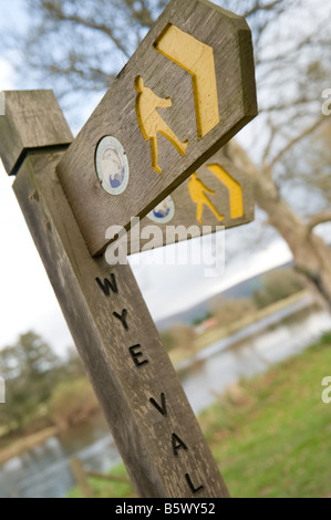 Cartello in legno Waymarker per gli accordi di Wye Valley a piedi lungo il percorso di distanza Powys Galles autunno Foto Stock