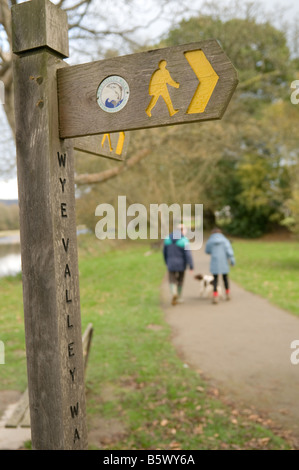 Giovane passeggiate con il cane lungo la lunga distanza Wye Valley a piedi dal fiume Wye Builth Wells Powys Galles pomeriggio autunnale Foto Stock