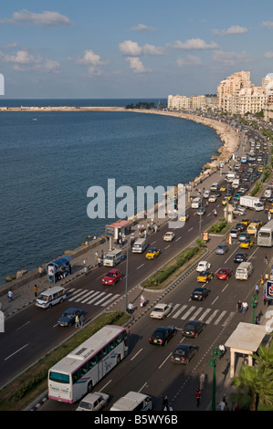 Vista del lungomare Corniche uno dei principali corridoi per il traffico nella città di Alessandria d'Egitto Foto Stock