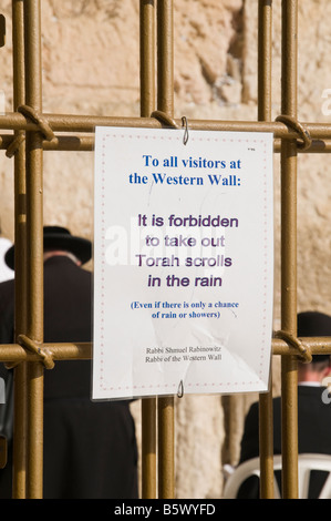 Israele Gerusalemme la città vecchia parete occidentale segno chiedendo da adoratori di non prendere thora scorre al di fuori in caso di pioggia Foto Stock