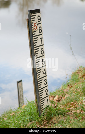 Flood i marcatori di livello per misurare la profondità del fiume sul fiume Wye Powys Galles autunno Foto Stock