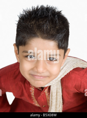 Ritratto di un ragazzo che indossa un sherwani e sorridente Foto Stock