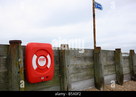 Lifebelt sulla spiaggia a Hayling Island in Hampshire, Inghilterra Foto Stock