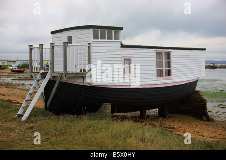 Barca casa sulla spiaggia a Hayling Island in Hampshire, Inghilterra Foto Stock