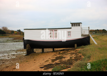 Barca casa sulla spiaggia a Hayling Island in Hampshire, Inghilterra Foto Stock