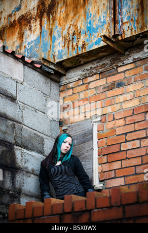 I giovani adolescenti ragazza gotica in piedi accanto a un edificio abbandonato Foto Stock