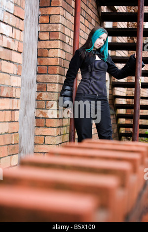 I giovani adolescenti ragazza gotica in piedi accanto alla costruzione Foto Stock